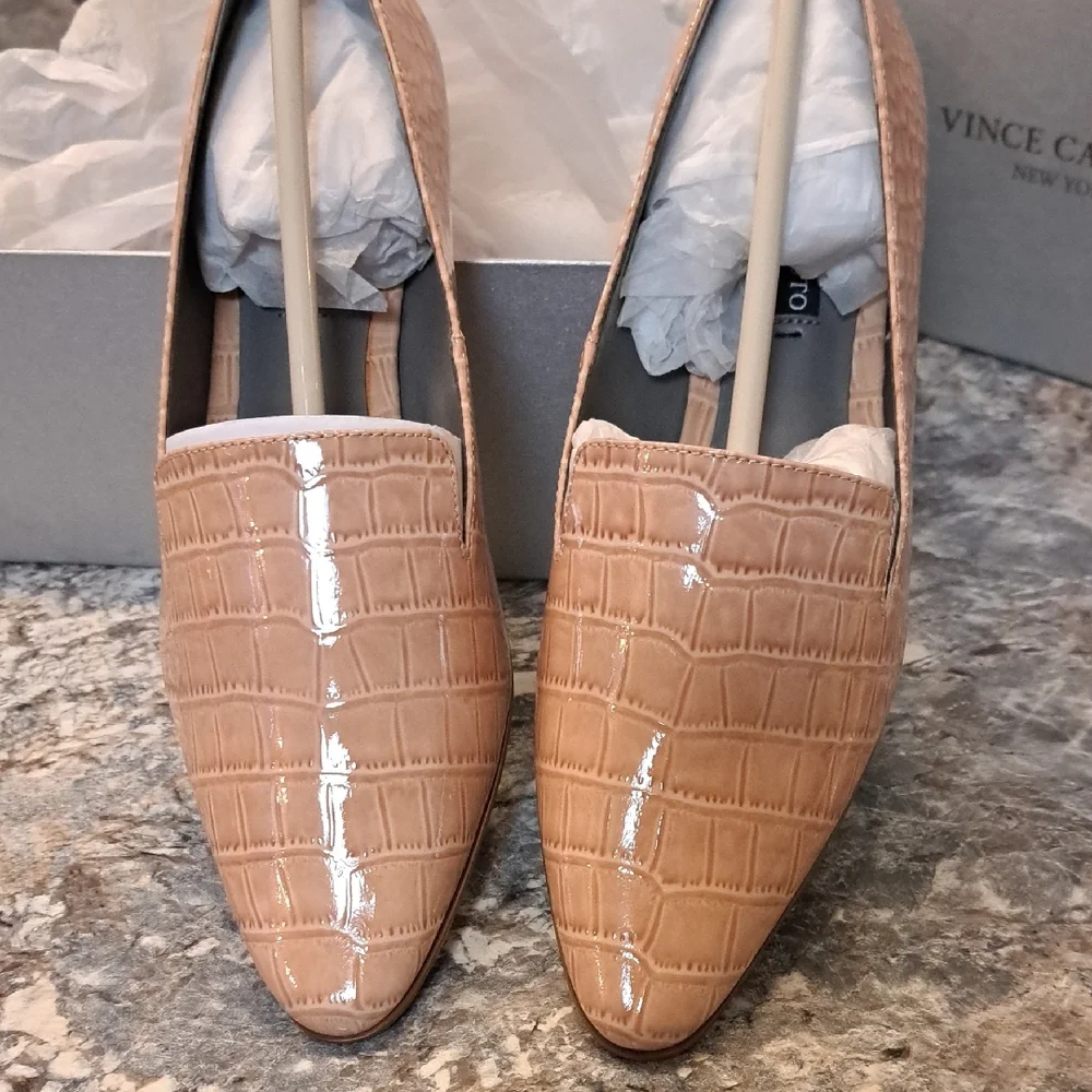 NWT Vince Camuto Women's Beige Croc-Patterned Flats And Box Included. - Picture 4 of 4